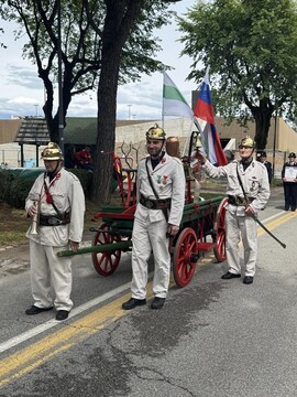 Vprežna kočija s črpalko Albert Samassa letnik 1879 v paradi -Gradež Italija